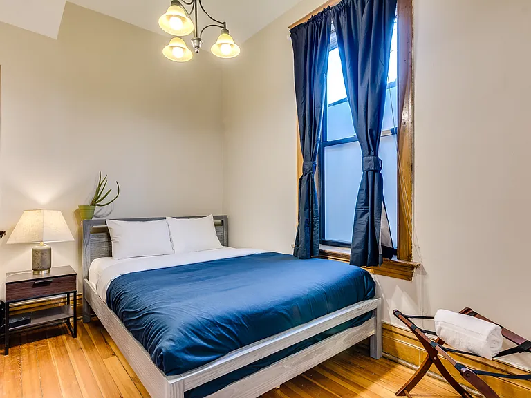 Primary bedroom with a queen bed.