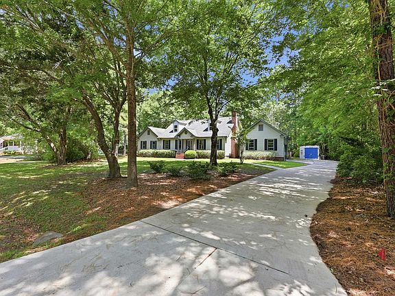3rd image of 329 Great Lakes Rd.