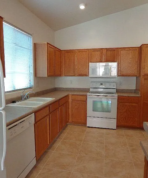 4043 S Vineyard Ave — Photo 6