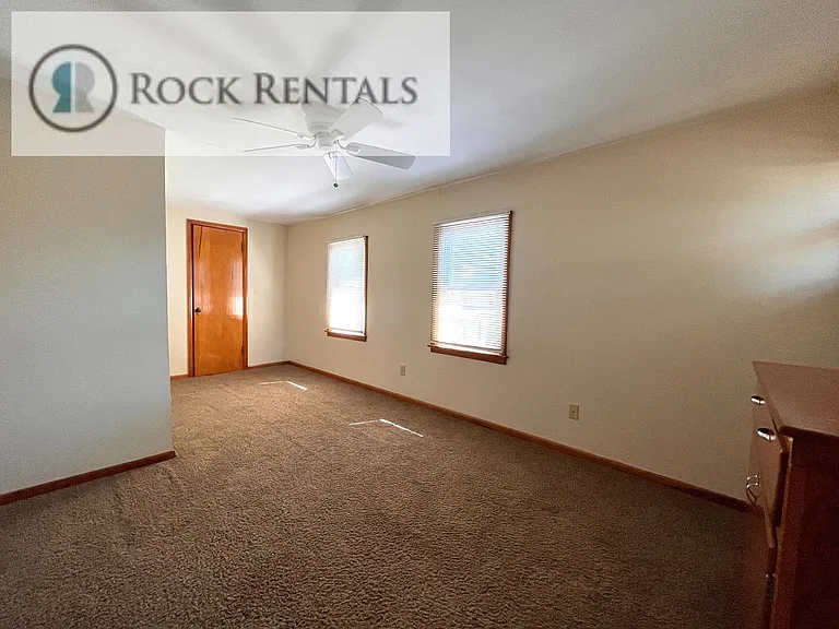 718 N Poplar St — Photo 5