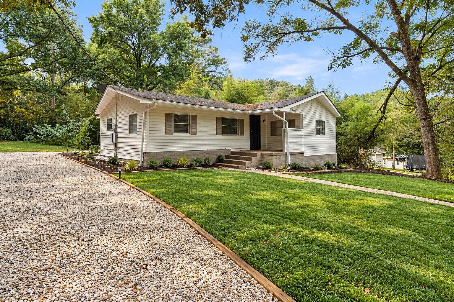 3 bed, 975 sqft, $1,350 — Photo 1