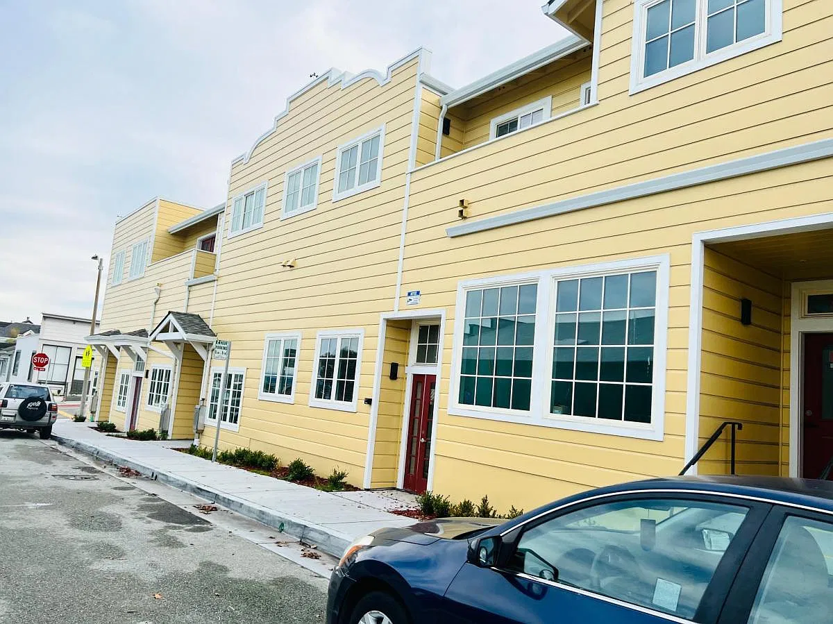 301 Grand Ave — Photo 4