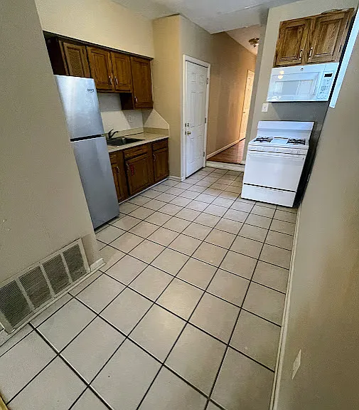 2148 Apt 2: Kitchen