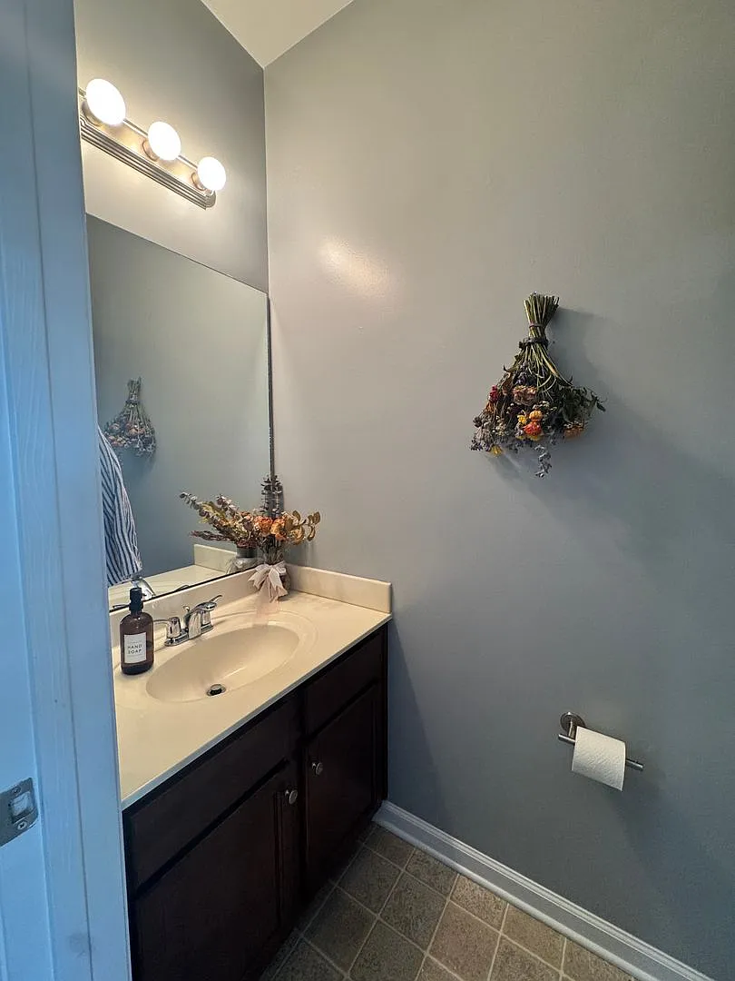 End-Unit Townhome Minutes from Stone Bay & the Beach! — Photo 4