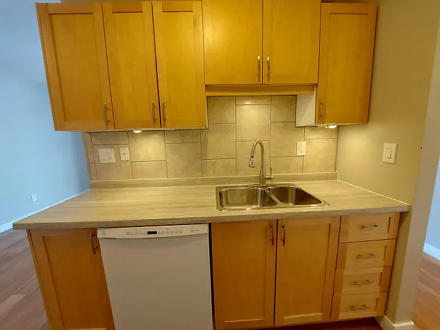 2 bed 1 bath with a Dishwasher! — Photo 3