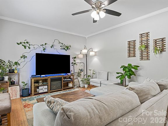 3rd image of 404 Villas Ct
