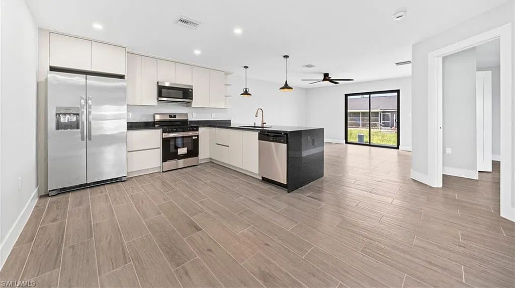 3 bed, 2.0 bath, 1180 sqft, $1,900 — Photo 3