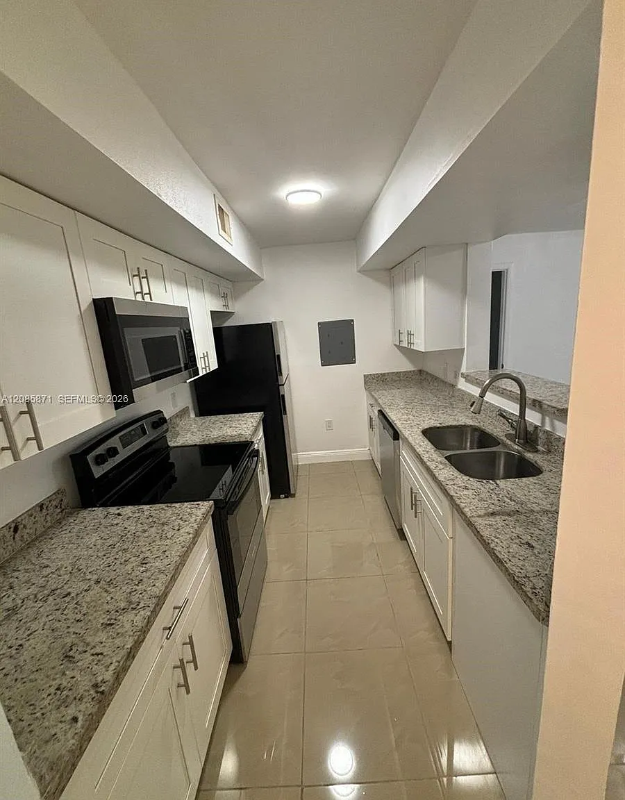 10500 SW 155th Ct — Photo 2