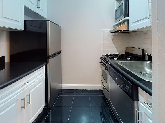 4th image of 305 W 13th St APT Le