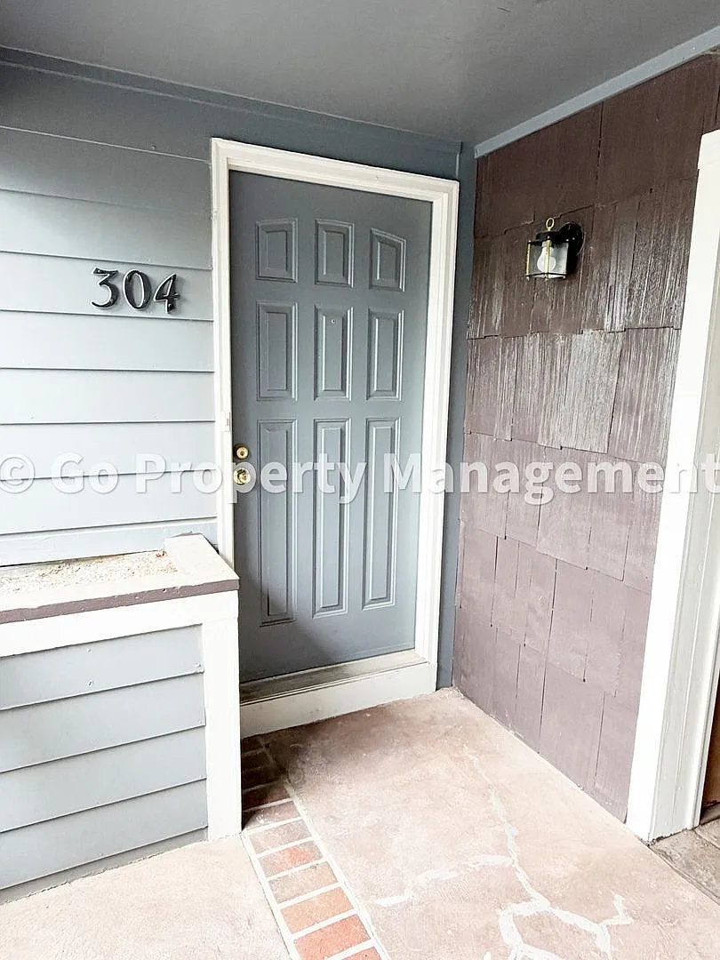 Quiet, Cute and Clean 2 Bed 1 Bath Condo on Top Floor — Photo 3