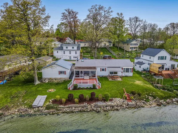 6592 Blain St, Fremont, MI 49412