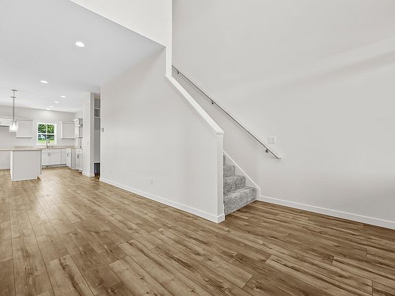 4th image of 393 Zinnia Dr