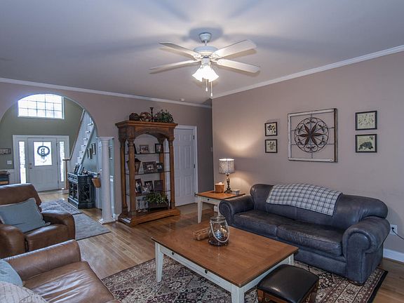 5th image of 901 Longwood Ln