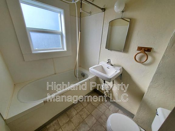 5th image of 325 NE Kamiaken St APT 3