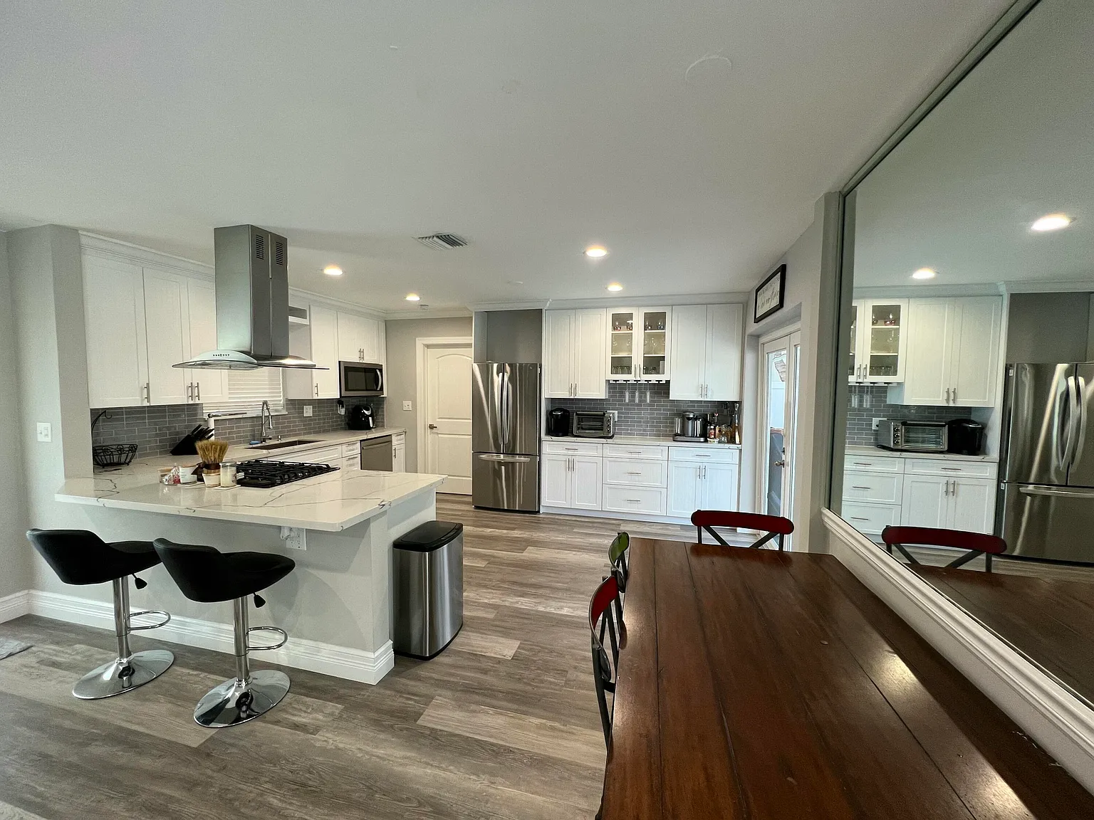 3 bed, 2.0 bath, 1430 sqft, $4,200 — Photo 3