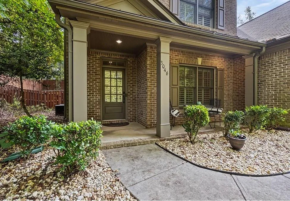 4 bed, 2.5 bath, 2495 sqft, $3,000 — Photo 2