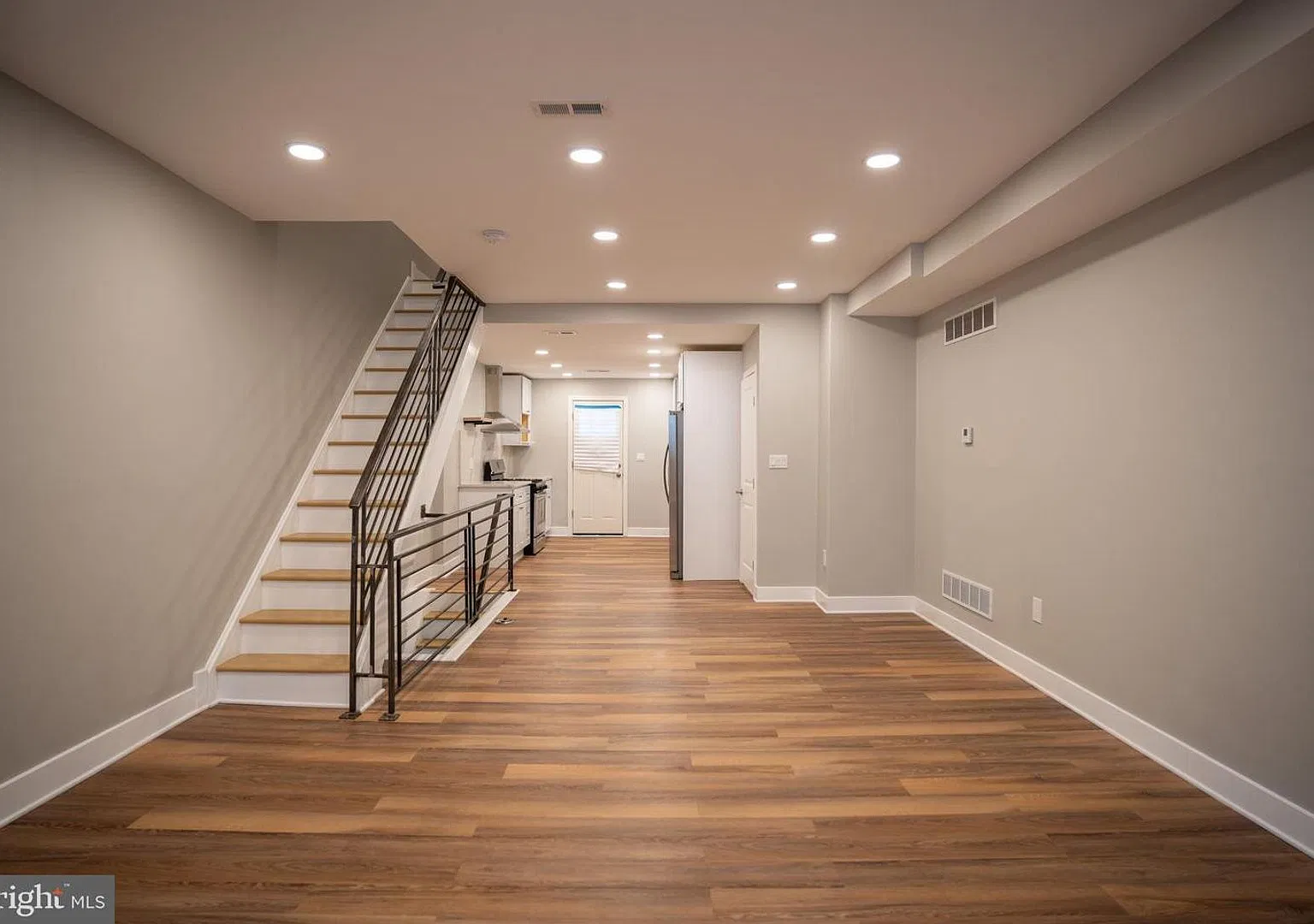 Large 3 bedroom with powder room on 1st fl — Photo 4