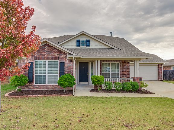 3rd image of 321 Lone Oak Dr
