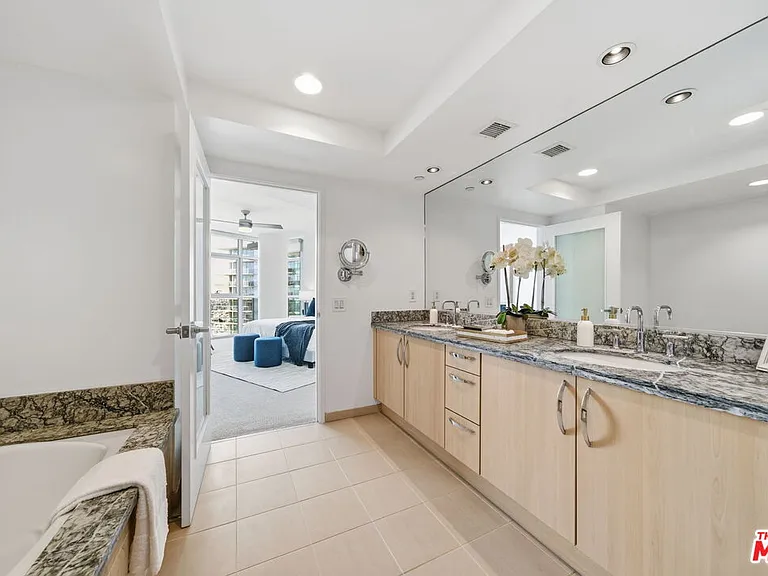 13650 Marina Pointe Dr #1603 — Photo 37