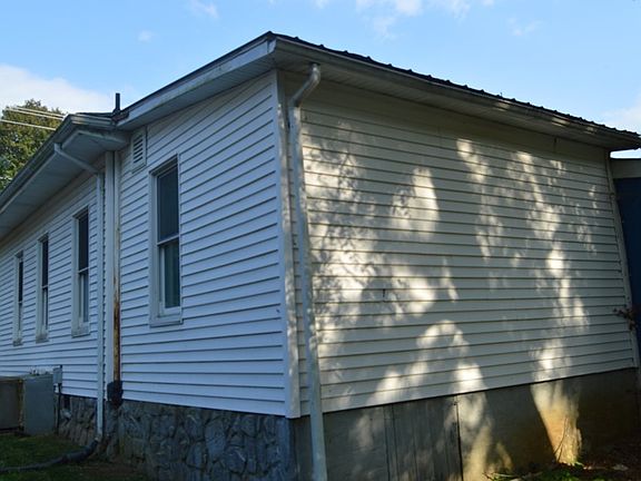 5th image of 221 College St