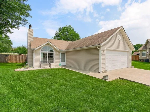 1104 NW Creek Side Ct, Blue Springs, MO 64015