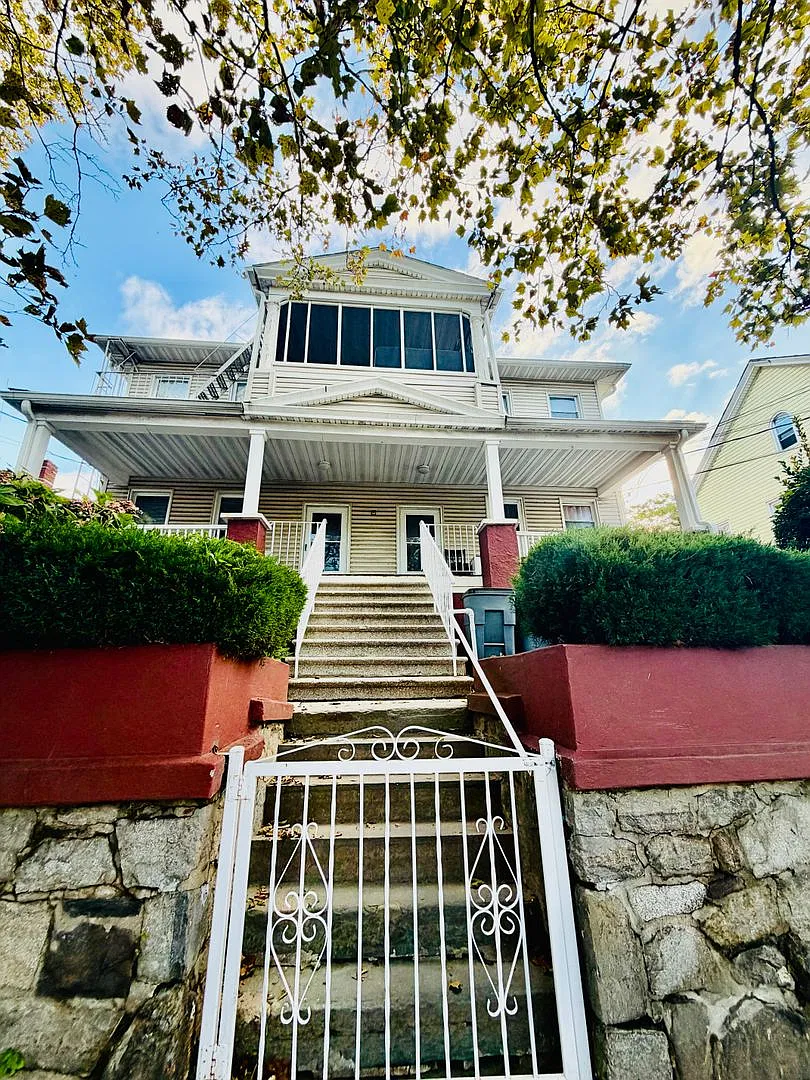 251 S 5th Ave — Photo 1
