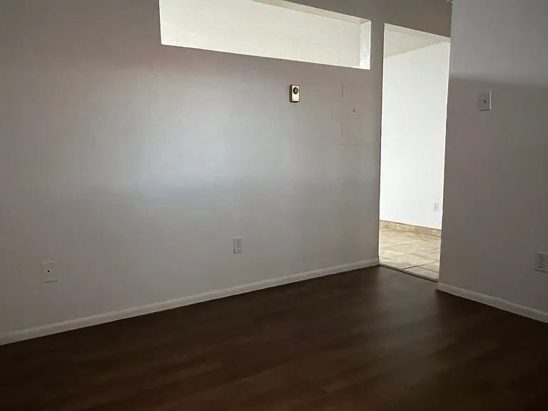 Modern 620 SF Updated 1 Bed Apts w/ Balconies in Ridgecrest — Photo 32