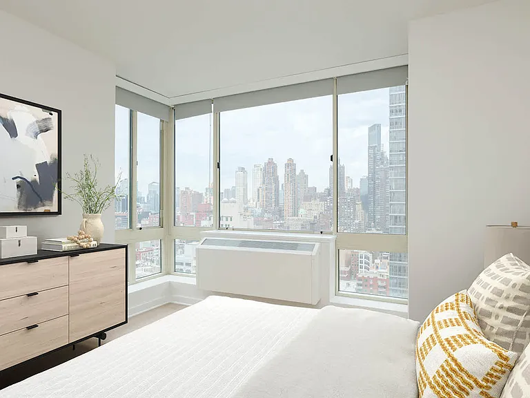 305 W 50th St #4A — Photo 28