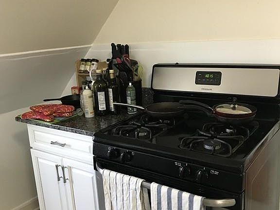 3rd image of 37 Oakview Ter #3