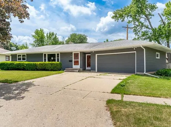 3611 Beach St, Rockford, IL 61108