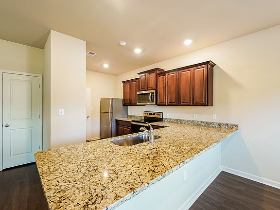 5th image of 535 Clover Cir