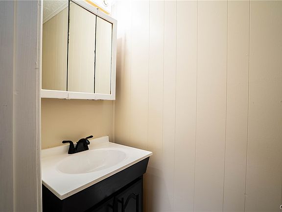 4th image of 327 William St