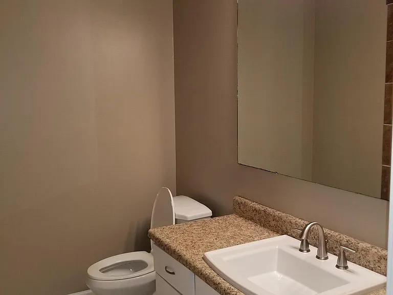 Shared full bath off of hallway