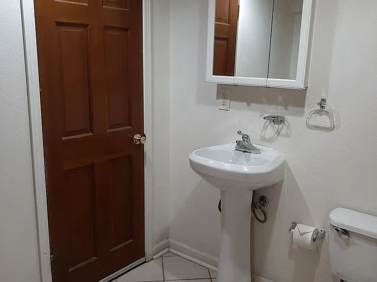 College Housing - 4 bedrooms — Photo 42
