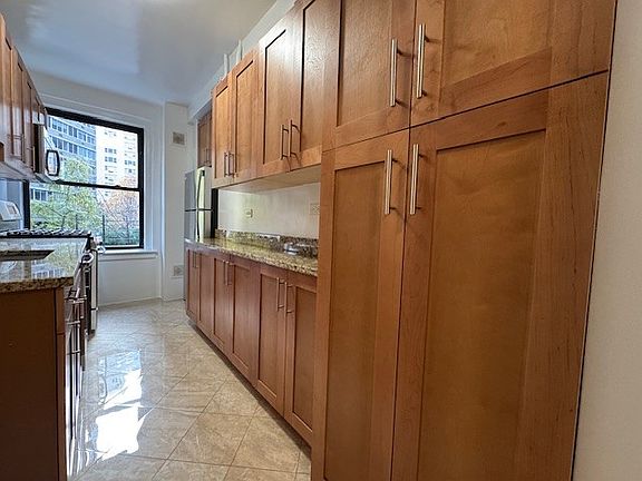 5th image of 405 E 54th St APT 2N