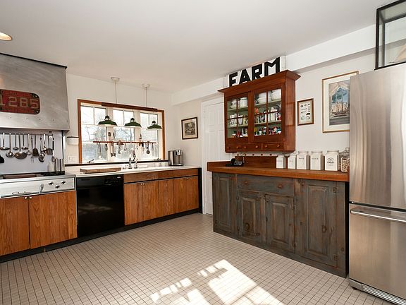 Charming "Farm Kitchen"