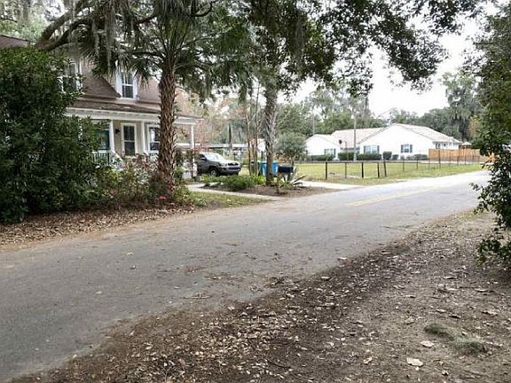 Exterior Neighborhood (street photo)