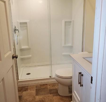 Modern, comfortable full bath with shower.