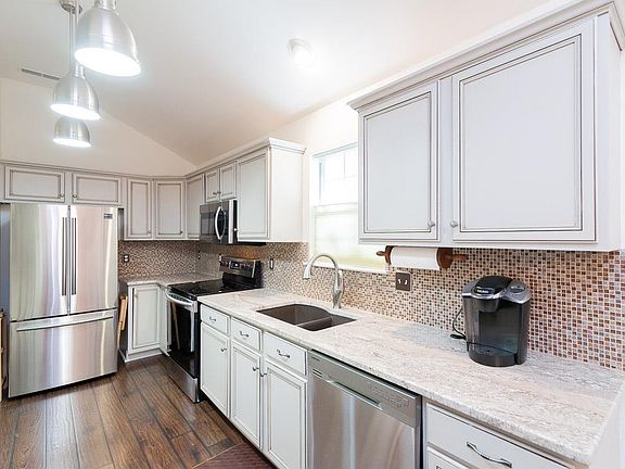 3rd image of 2553 Devon Valley Dr