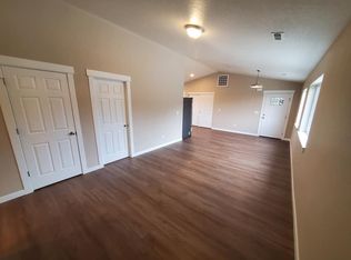 624 1/2 E 4th St #1, Grandview, WA 98930