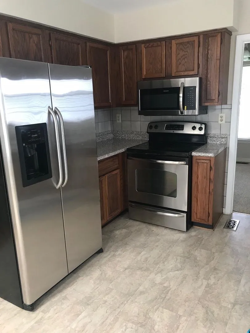 3 bed, 2.5 bath, 1464 sqft, $2,100 — Photo 2