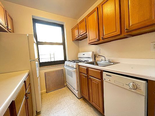 4th image of 69-39 Yellowstone Blvd #512