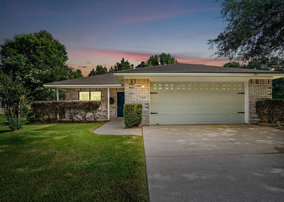 WELCOME HOME to country living at 123 E Mosley Ln. Tucked away in the suburbs of Huntsville, this home is located a short drive from the elementary school & only minutes from I-45!