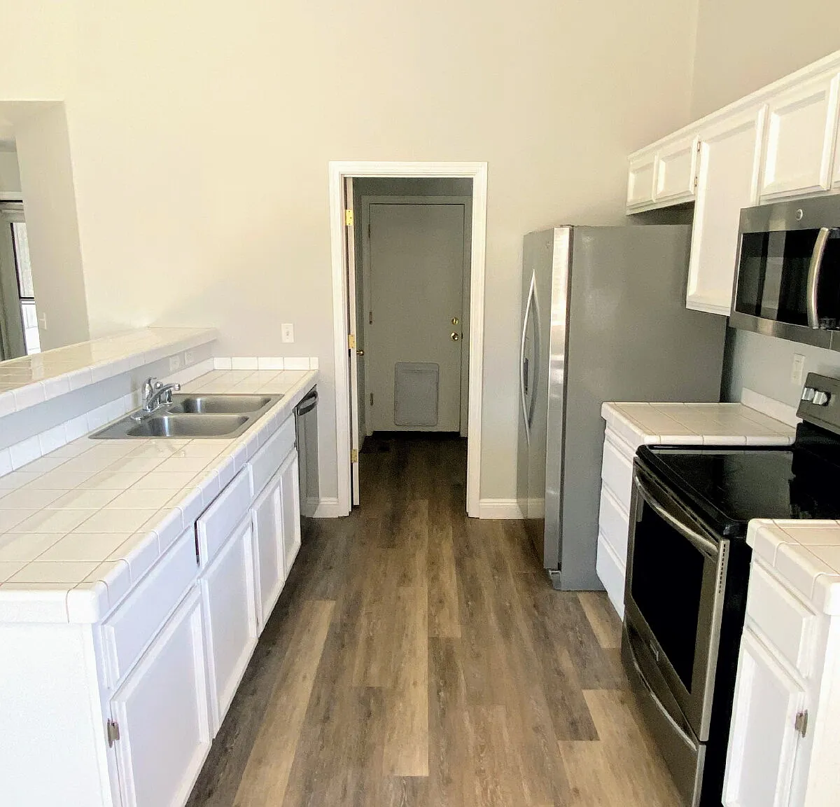 3 bed, 2.0 bath, 1297 sqft, $2,150 — Photo 2
