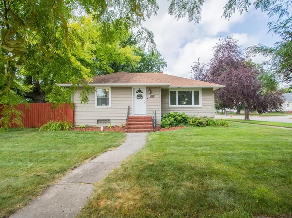 921 9th St N, Moorhead, MN 56560