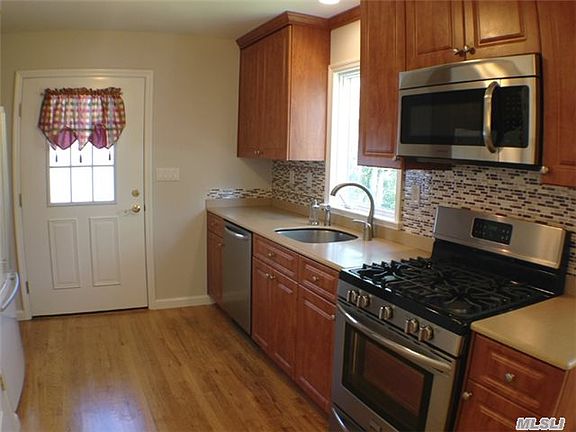 5th image of 4 Howell Dr