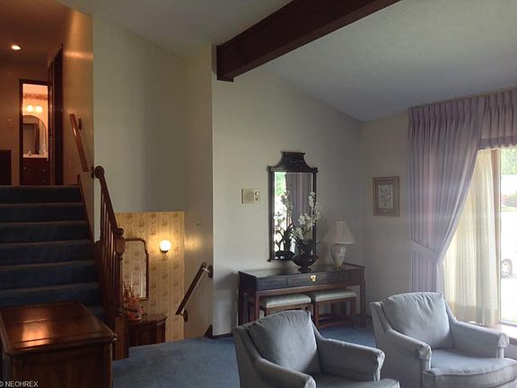 5th image of 385 Bruce Dr