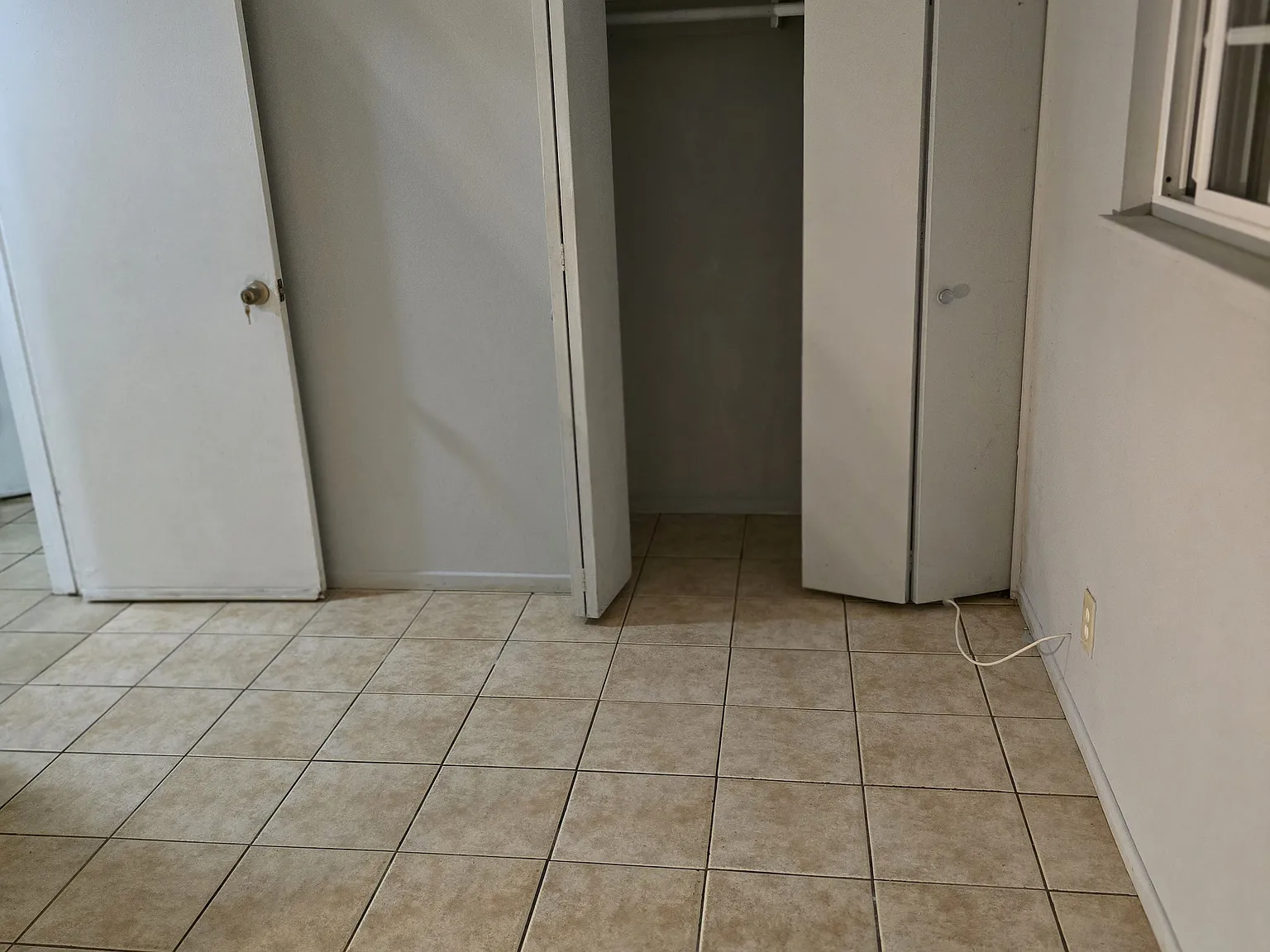 5 bed, 1342 sqft, $900 — Photo 1
