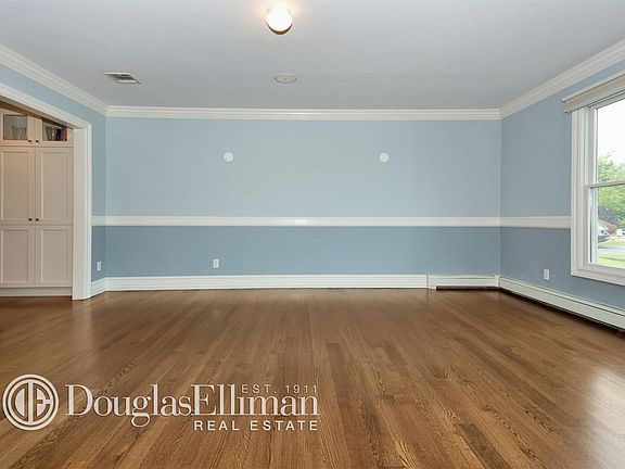 4th image of 11 Castle Dr