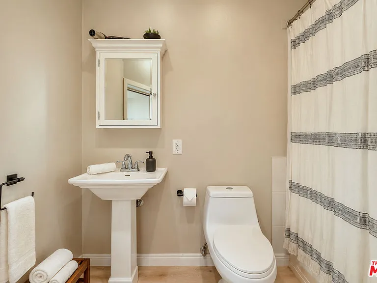 6537 Moore Dr — Photo 27